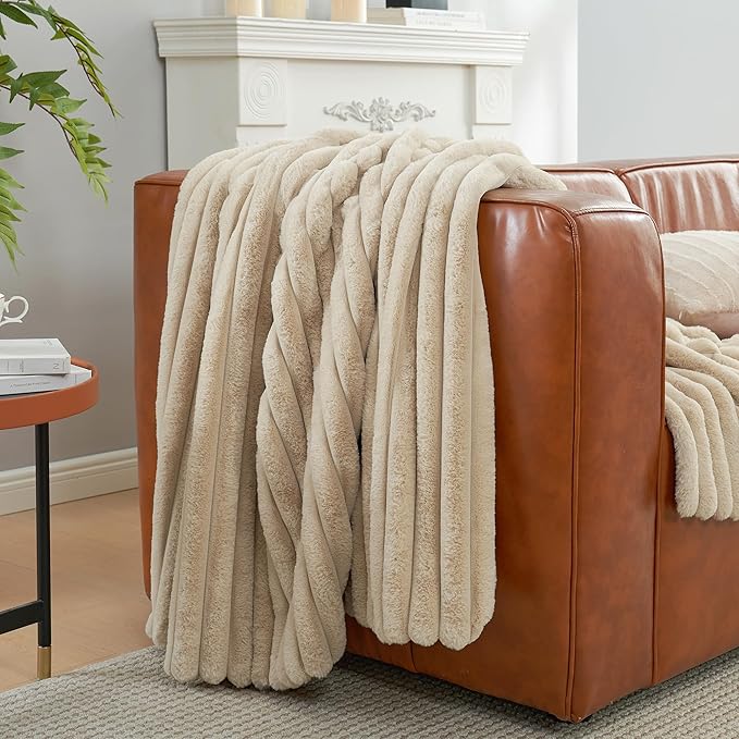 Amélie Home Faux Fur Throw Blanket - Image 5
