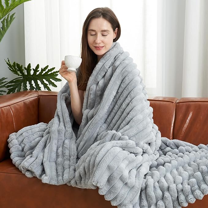 Amélie Home Faux Fur Throw Blanket - Image 5