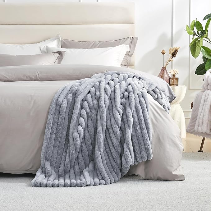 Amélie Home Faux Fur Throw Blanket - Image 5