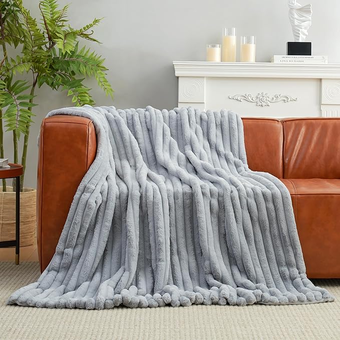 Amélie Home Faux Fur Throw Blanket by Am%C3%A9lieHome